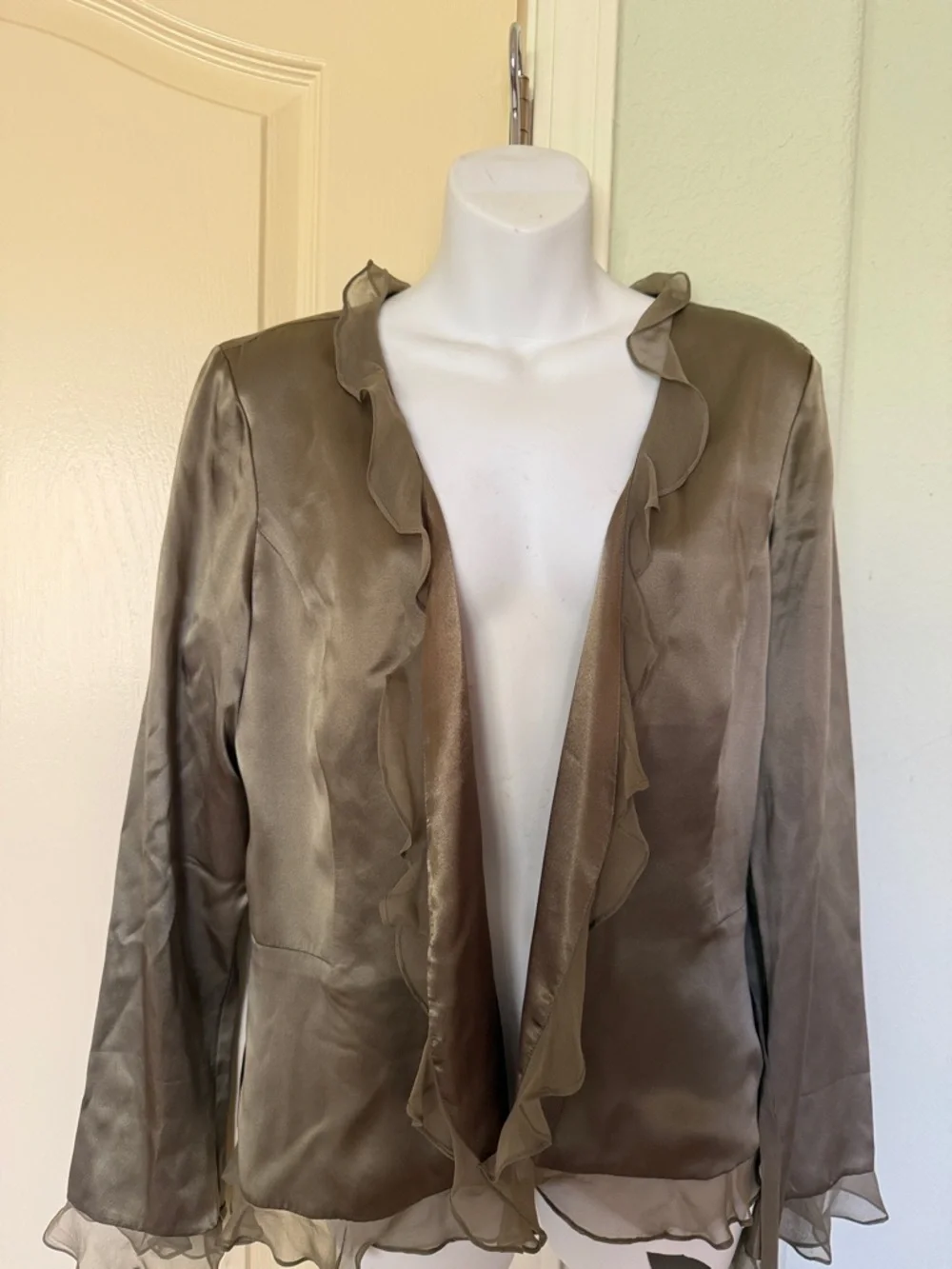 Elegant silk blouse with ruffeled trim. - Picture 5 of 9